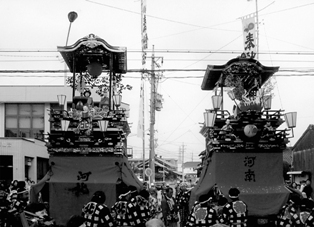 写真:二福神車山車と湯取神子車山車
