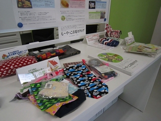 展示されている縫製品などの写真