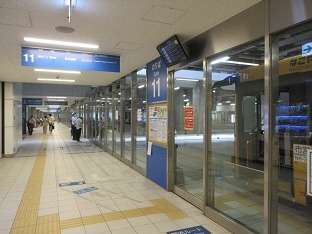 写真:名古屋駅バスターミナル 11番のりば(メーグル)