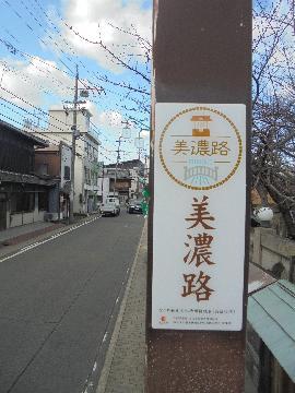 写真：シンボルマークシール設置