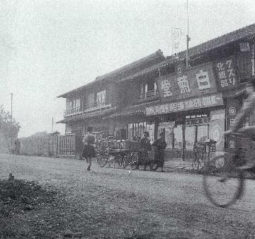 写真:白菊公園の南側道路を西から東へみたもの
