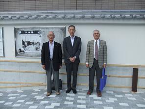 写真:見学会で記念撮影