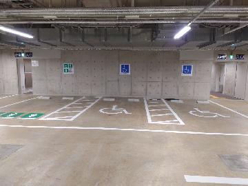 写真:障害者・妊産婦等の優先駐車スペース