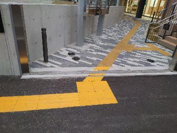 写真:敷地入り口の視覚障害者誘導用ブロック