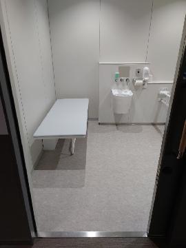 写真:バリアフリートイレの大人用介護ベッド1