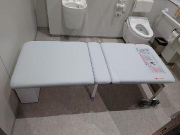 写真:バリアフリートイレの大人用介護ベッド2