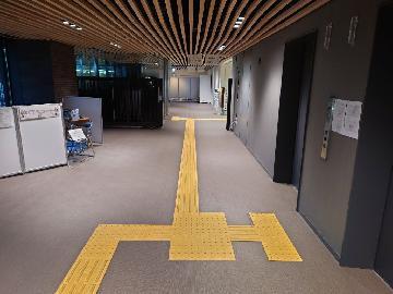 写真:視覚障害者誘導用ブロック(2階エレベーター前)