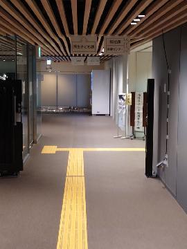 写真:視覚障害者誘導用ブロック(福祉課と民生子ども課の分岐)