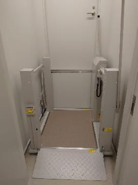 写真:講堂の昇降機