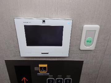 写真:エレベーター内に設置してある通話モニター