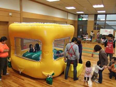 エンジョイパークなかむらで、ふわふわのエアーランドの中で遊んでいる写真