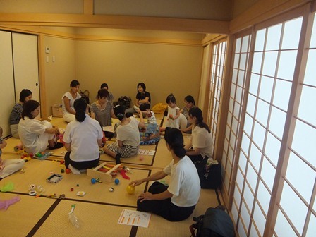 子育てサロンで、保健師さんがお話をしてくれている写真