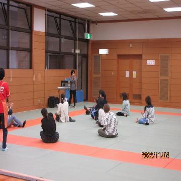 お母さんが座って、子どもも一緒にふれあい体操をしている写真