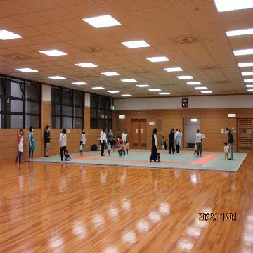 子育てひろばで、親子がお散歩をしている写真