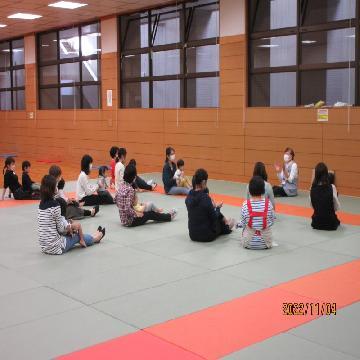 子育てひろばで、手遊びを親子でしている写真