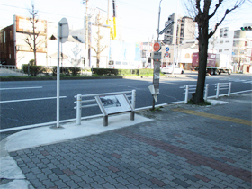 銘板「昭和中期の駅西銀座通」の遠景写真