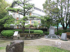 銘板「大正天皇お手植えの松　皇太子中村公園へ行啓」の遠景写真
