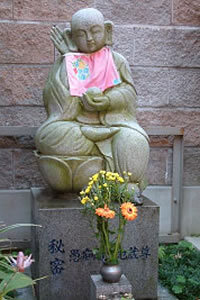 静に耳を傾けるお地蔵様の写真