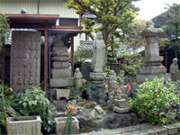 北を向いたお地蔵様と三十三観音像の写真