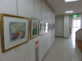 日吉コミュニティセンター3階の廊下に飾られている生徒作品の写真