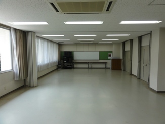 八社コミュニティセンター2階会議室の内部写真