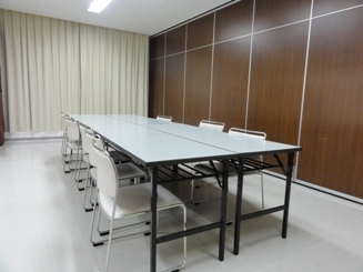 本陣コミュニティセンター会議室を間仕切りで仕切った場合の写真