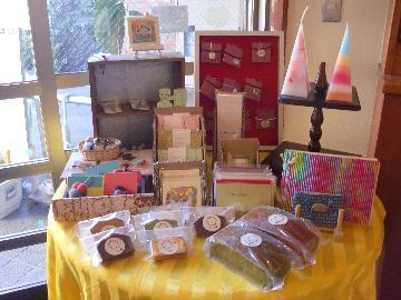 写真：ヨナワールドで作成したパウンドケーキ、キャンドルなど