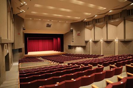 客席後方から舞台を見た写真