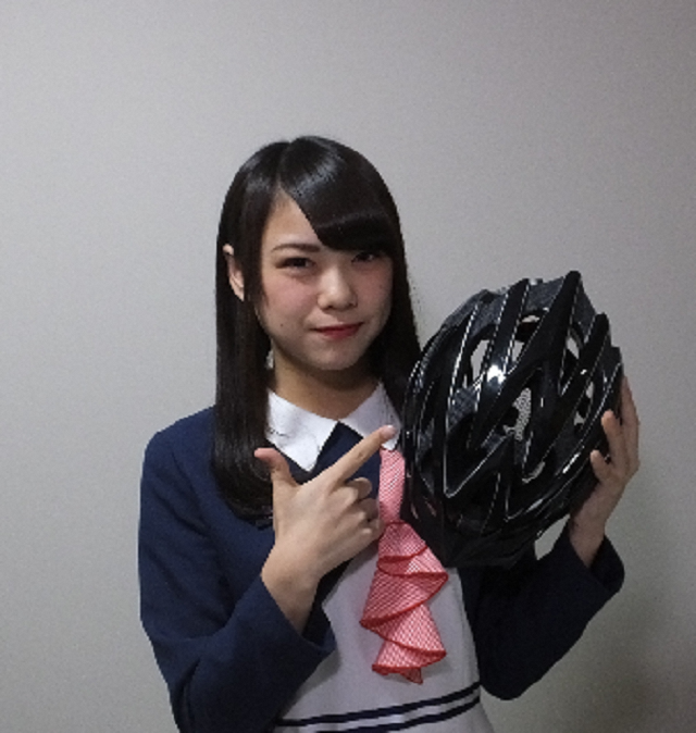 写真：自転車に乗るときにはヘルメットを被りましょう。