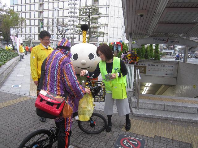 写真：自転車条例に関する広報啓発キャンペーンの様子