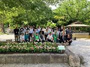 終了後、花壇と一緒に撮影した写真