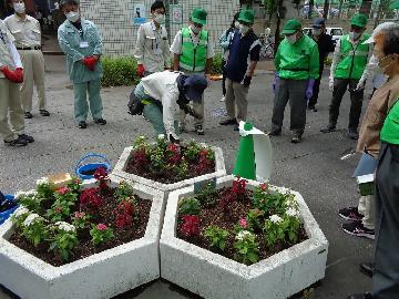 写真:下園公園花とまちづくりの会の有志の皆さんが花を植えている様子