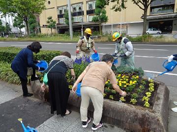 写真:花壇に色とりどりの花を植えている様子