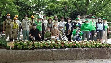 終了後、花壇と一緒に撮影した写真