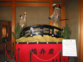 写真：橋の上で弁慶と牛若丸が対峙しているからくり