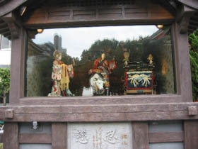 写真：左から花魁、宗春、唐子の人形