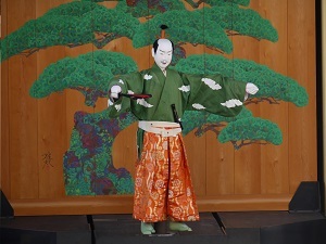 写真：信長が幸若舞を踊る場面