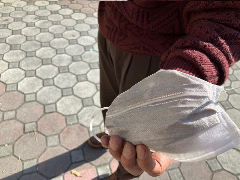 写真:煤で真っ黒になったマスク