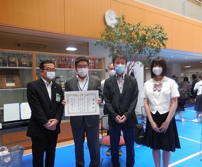 写真:舟橋昭和区長、若松校長、大谷理事長、生徒代表 河合さん