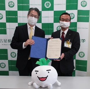 写真:両者代表による記念撮影