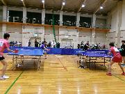 写真:大会の様子(左:女子ダブルス、右:男子シングルス)