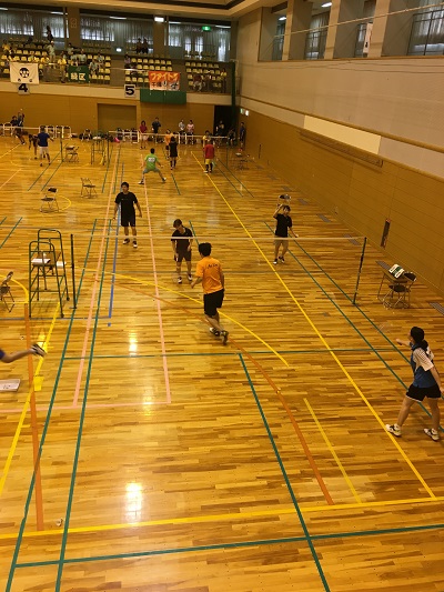 写真：バドミントンの競技風景