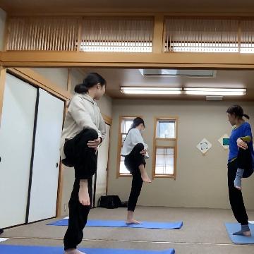 写真：川原小学区　ティーンズヨガクラブ