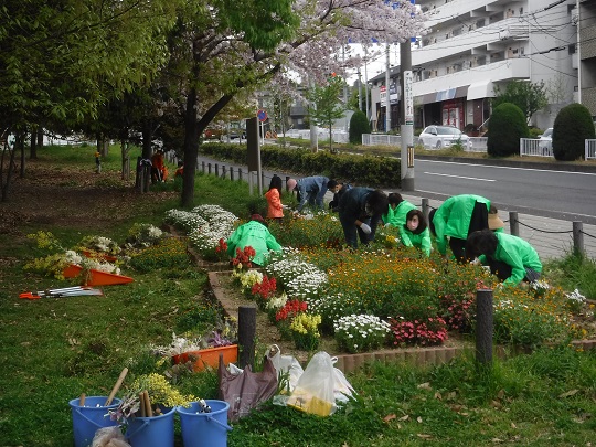 写真:花壇整備の様子
