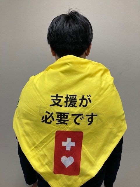 写真:災害時要配慮者支援用バンダナの着用例