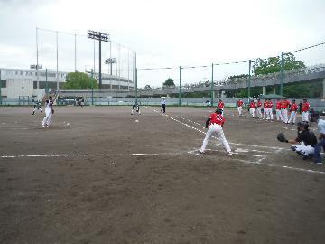 写真:ソフトボールのプレーの様子1