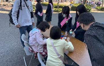 写真：缶バッジ作りの様子2