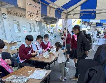 写真：缶バッジ作りの様子3