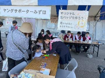 写真：缶バッジ作りの様子4