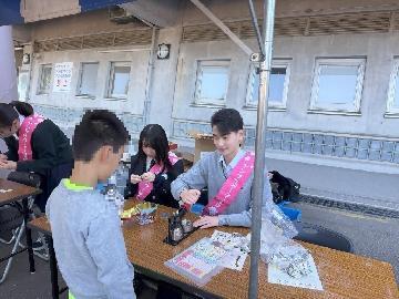 写真：缶バッジ作りの様子6